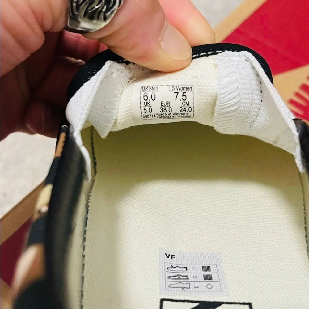 NIB Women Size 7.5 Vans Classic Slip-on Checkboard Shoes Camo-desert/True White - Picture 8 of 11